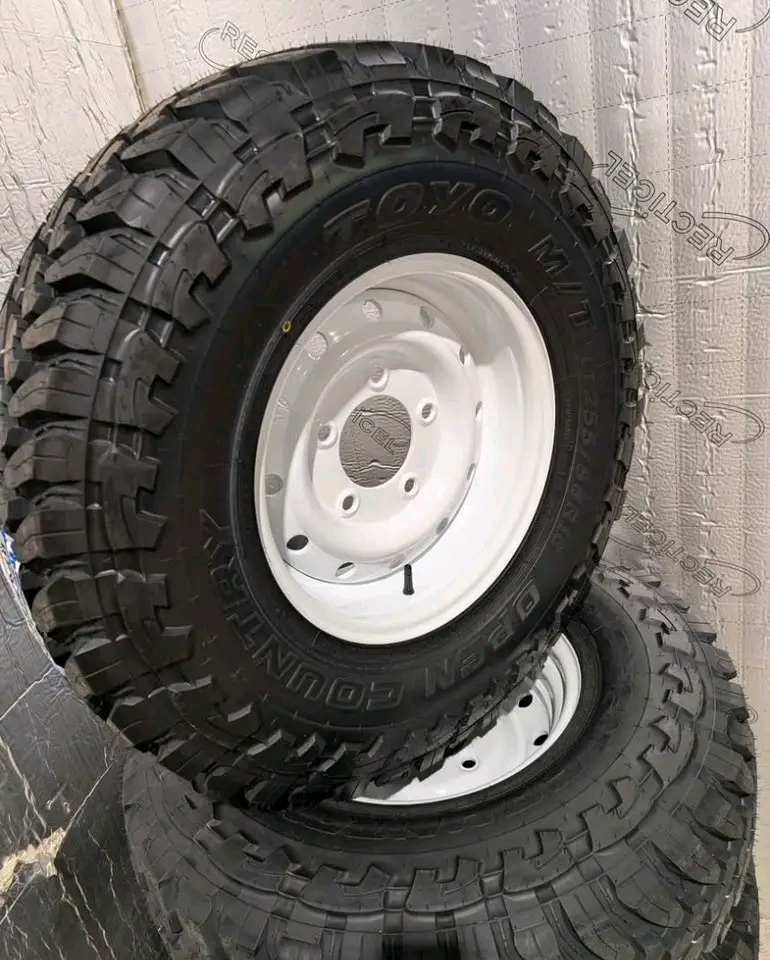 Land Rover Defender Wolf wheels with Toyo 255/85R16 tyres and 0 offset